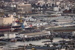 Image du Maroc Professionnelle de  Cette image réalisée du minaret de la mosquée Hassan II, nous montre le port de pêche ainsi que les magasins du port de Casablanca, Lundi 12 Janvier 2009. (Photo / Abdeljalil Bounhar) 